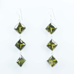 Ea c.z. 3 st. sq 10x10mm. Peridote color