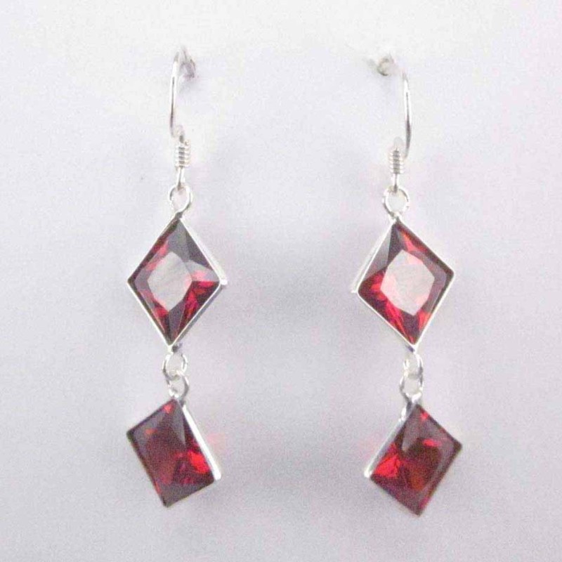 Ea c.z. 2 st. sq 7mm. Garnet Color